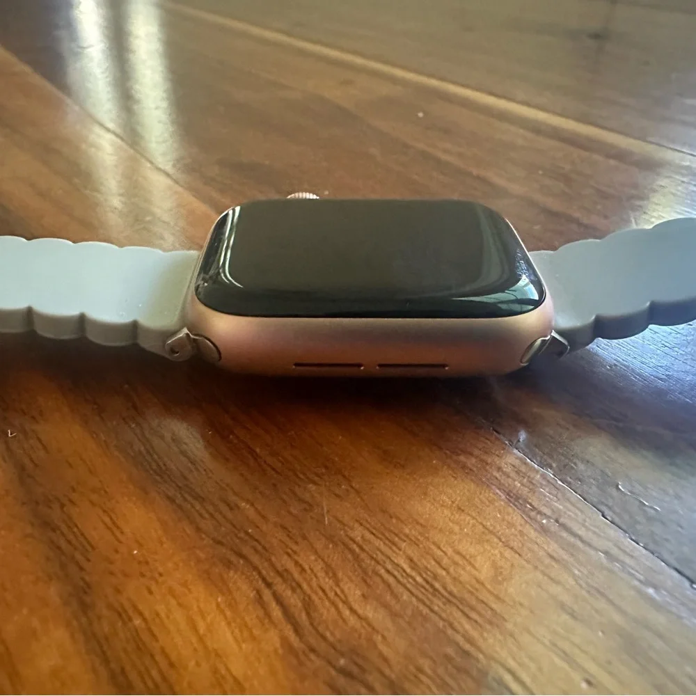 EUC Apple Watch Series 4; 40mm Gold Aluminum Pink Sand Sport Band - Picture 10 of 10